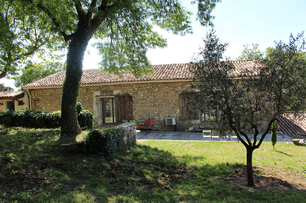 domaine-le-hameau-de-l-etoile-saint-martin-de-londres-salle-grange-exterieur_7083